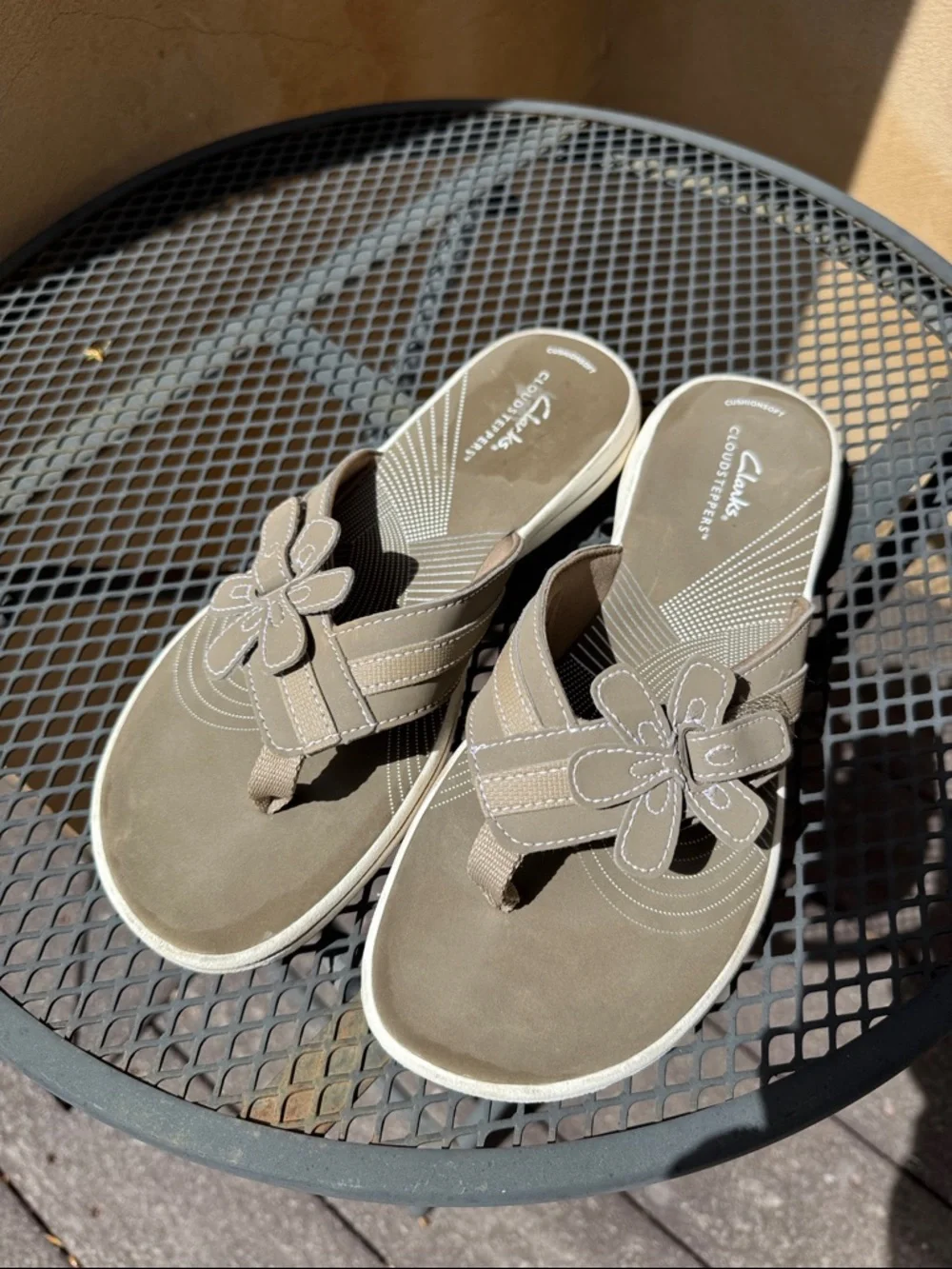 Clarks Cloudstepper Women's Taupe/Beige Flip Flop Sandals - Size 8 - Picture 2 of 9